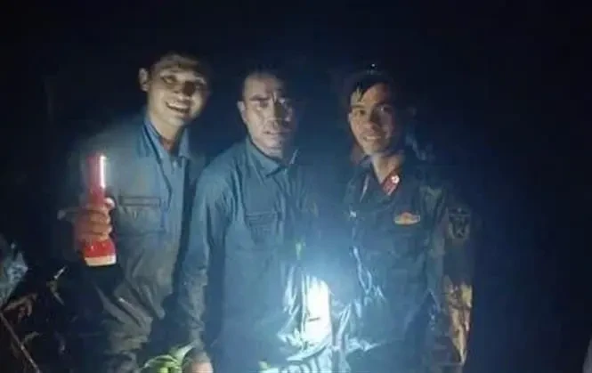 L'équipe de recherche et de sauvetage a retrouvé le sous-colonel Nguyên Hông Quân (Centre) à 20h05. Photo: VNA