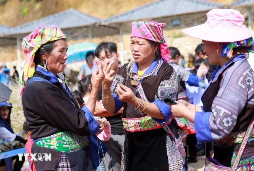 Le marché de Ta Mung est un lieu qui attire un grand nombre de touristes désireux de découvrir les caractéristiques culturelles typiques de Lai Chau en particulier et du Nord-Ouest en général. Photo : VNA