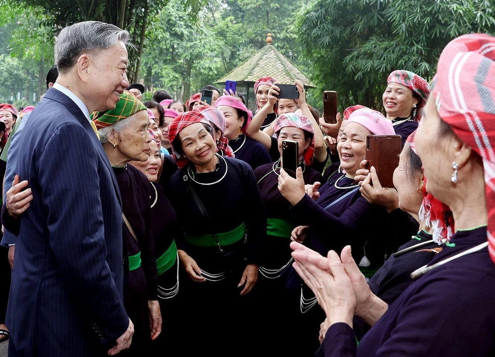 Le président To Lam rencontre le peuple au site des reliques du Président Ho Chi Minh au Palais présidentiel, le 23 mai 2024. Photo : VNA