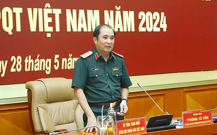  Le général de corps d'armée Phung Si Tân, chef d'État-major général adjoint de l'Armée populaire du Vietnam, à une conférence sur la deuxième Exposition internationale de la défense du Vietnam. Photo: VNA