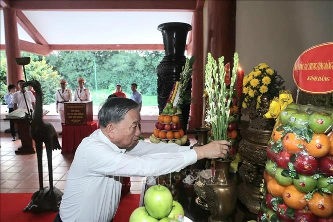 Le secrétaire général du Parti, To Lam, rend hommage au Président Ho Chi Minh à Ca Mau. Photo: VNA