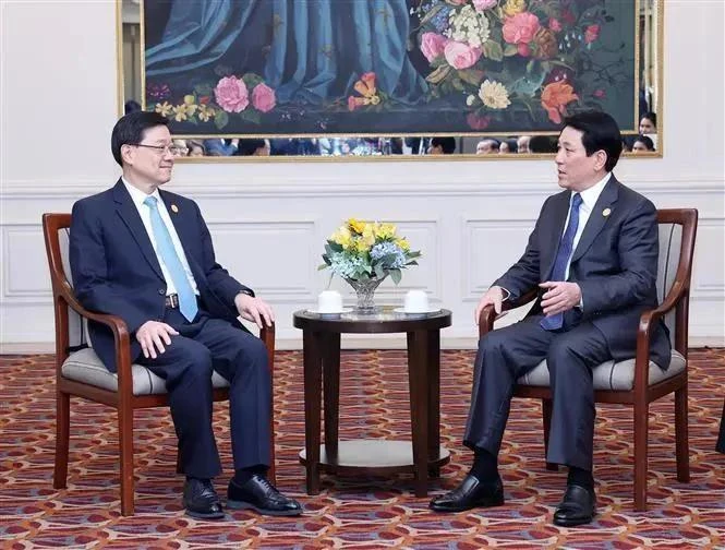 Le président Luong Cuong (droite) et le chef de l'exécutif de la Région administrative spéciale de Hong Kong (Chine), Lee Ka-chiu. Photo: VNA