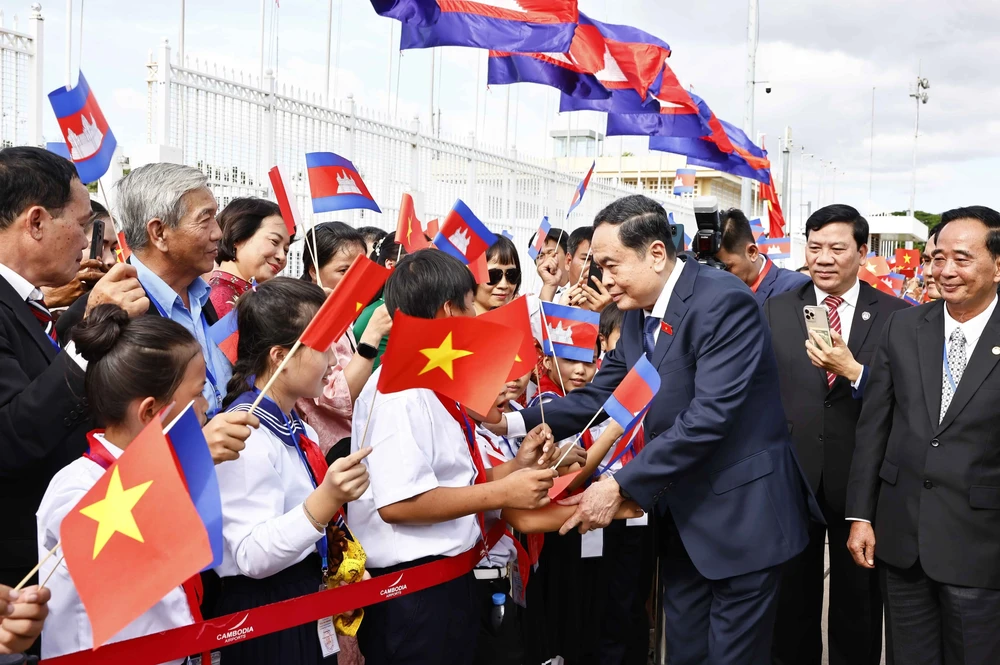 Le président de l'AN Tran Thanh Man arrive à Phnom Penh, entamant sa visite officielle au Cambodge. Photo: VNA