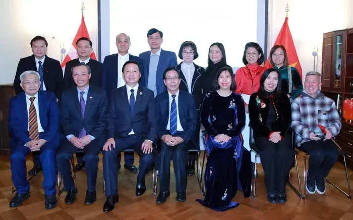 Le vice-Premier ministre Tran Hong Ha (3e de gauche à droite) et des représentants de la communauté vietnamienne au Danemark dans le cadre de sa visite de travail dans ce pays européen. Photo: VNA