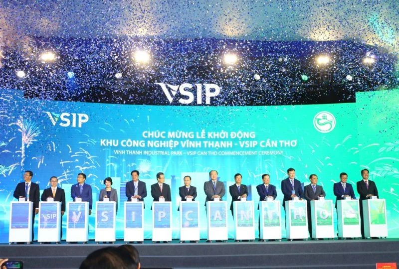 Les délégués ont appuyé sur le bouton de démarrage du projet de zone industrielle de Vinh Thanh - VSIP Can Tho. Photo: VNA