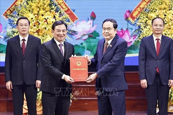 Le président de l'Assemblée nationale, Tran Thanh Man (deuxième à partir de la droite), remet la résolution n° 1191/NQ-UBTVQH du Comité permanent de l'Assemblée nationale aux dirigeants de Bac Giang. (Photo : VNA