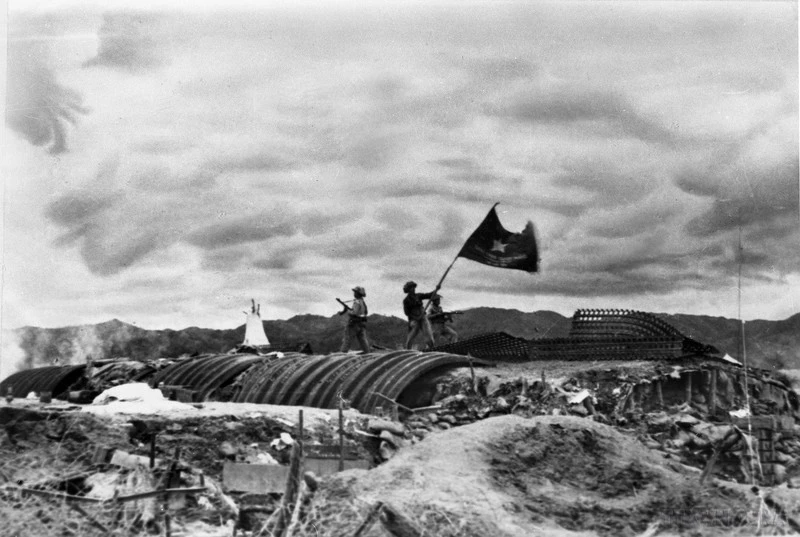 1954年5月7日，敌军在奠边府集团据点群全部被我军摧毁，越南人民军的“决战决胜”旗帜在德·卡斯特里斯地下隧道顶上迎风飘扬。图自越通社