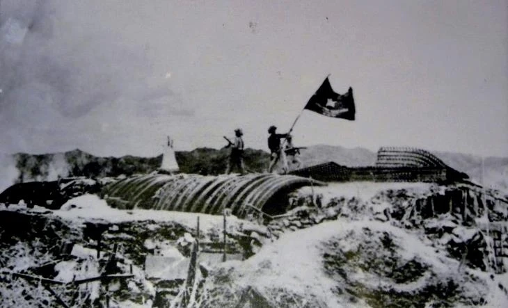 越南人民军队的“决战决胜”旗帜在德卡斯特里地堡的屋顶上迎风飘扬。图自越通社