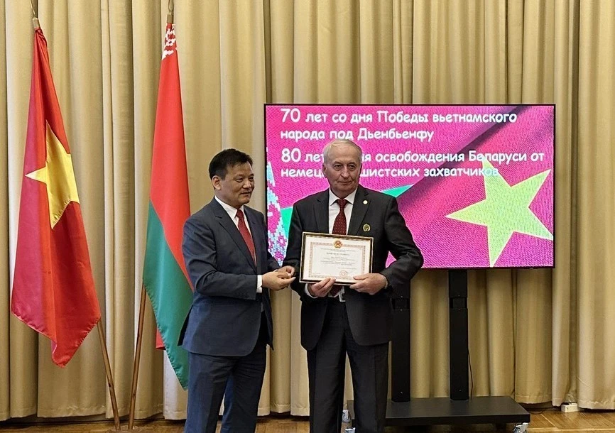 越南驻白俄罗斯大使阮文御向为增加越白两国友好合作关系作出贡献的白俄罗斯人士授予奖状。图自越南驻白俄罗斯大使馆