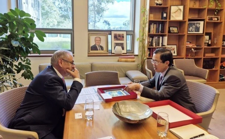 越南驻澳大利亚大使范雄心与澳大利亚贸易与旅游部部长、参议员唐·法瑞尔交谈。图自越通社
