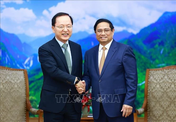 越南政府总理范明政(右）会见正对越南进行工作访问的韩国三星集团首席财务官朴学奎。图自越通社