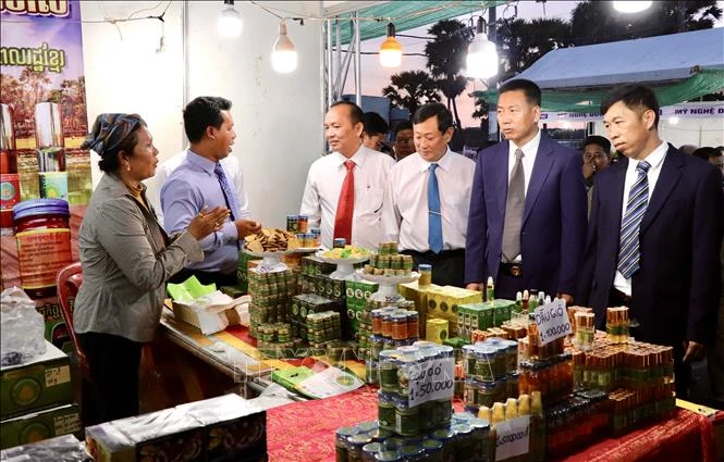 越南安江省和柬埔寨茶胶和甘丹两省领导参观 展位。图自越通社
