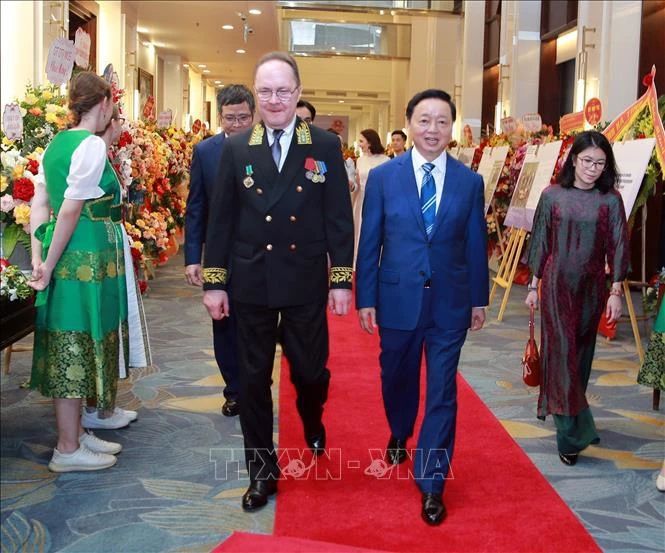 俄罗斯驻越南大使根纳季•贝兹德科与越南政府副总理陈红河出席活动。图自越通社
