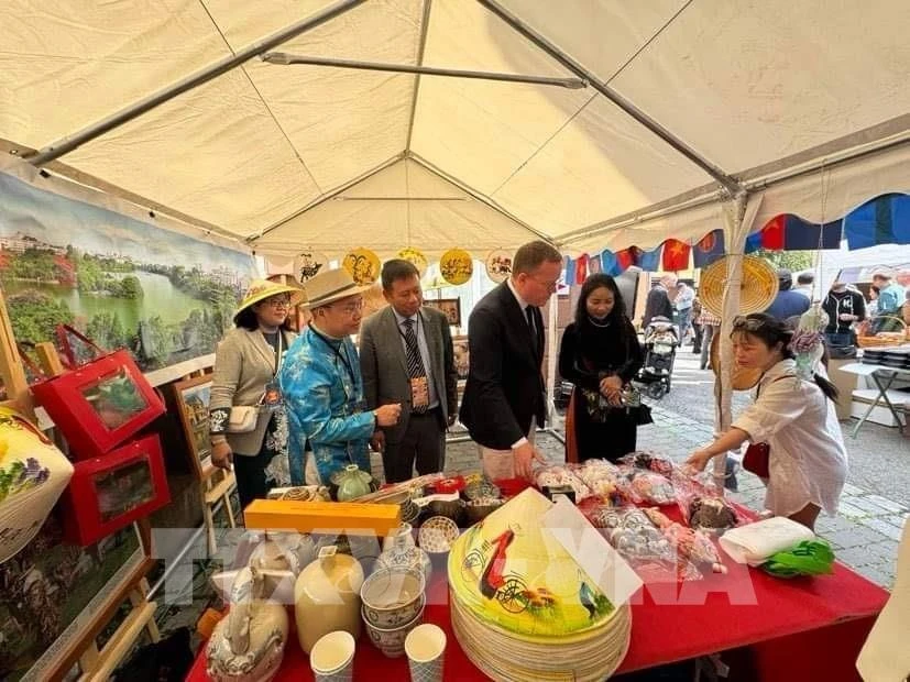 越南驻瑞典大使馆和旅瑞越南人介绍了越南农产品、食品、手工艺品、纺织品、藤竹制品等数百种产品。图自越通社