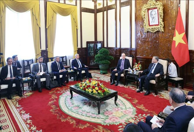 6月17日，越南国家主席苏林在主席府接见了俄罗斯驻越南大使根纳季·别兹杰特科。图自越通社