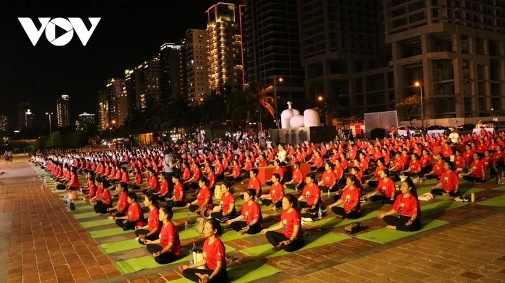 1500多人参加2024年岘港国际瑜伽节的集体表演。图自越南之声
