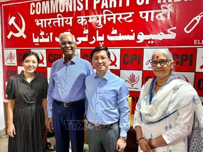 越南驻印度大使阮青海（左三）与印度共产党总书记拉贾（左二）和双方代表合影。图自越通社
