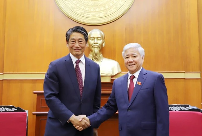 越南祖国阵线中央委员会主席杜文战会见了日本新任驻越大使Ito Naoki。图自越通社