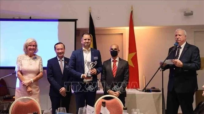 越南驻比利时大使向冠军颁发奖状。图自越通社