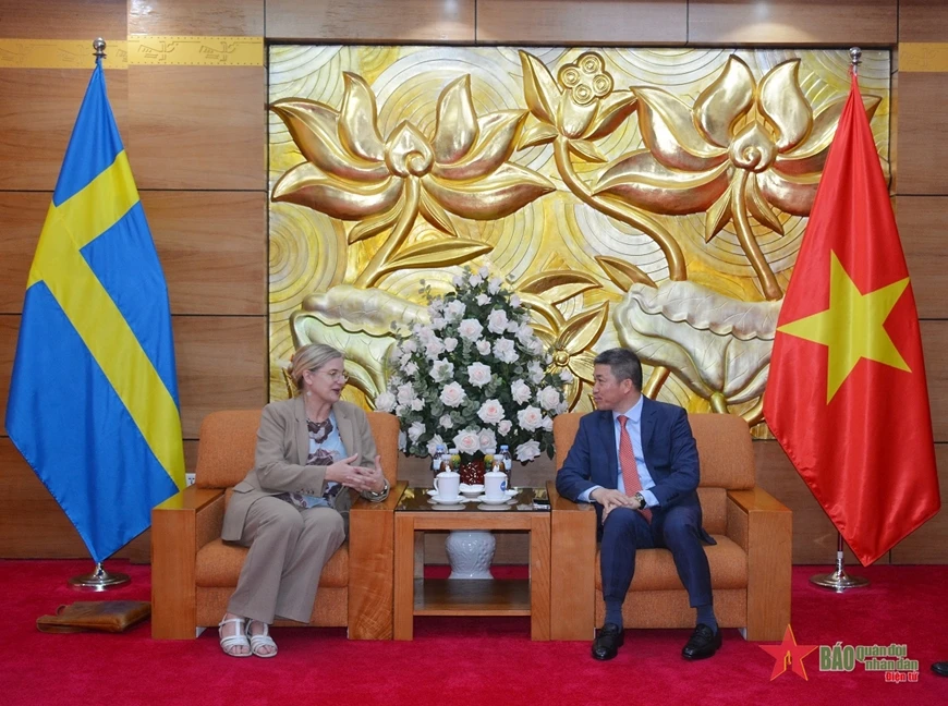 越南友好组织联合会主席潘英山（右)与瑞典驻越南大使安娜·马尾。图自越南人民军队报