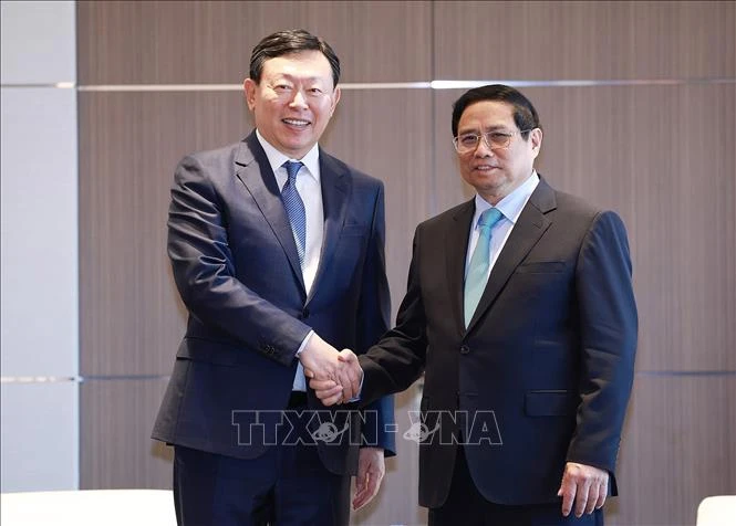 越南政府总理范明政与乐天集团Lotte Property & Development越南公司总经理Seol Dong Min。图自越通社