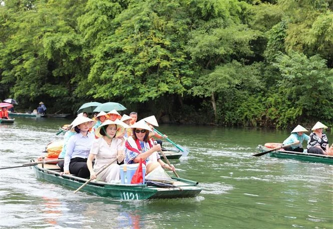 澳大利亚联邦议会参议长苏·莱恩斯参观越南长安生态旅游区。图自越通社