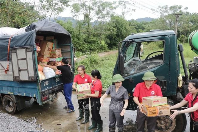 国际组织向越南遭受风暴和洪水破坏的灾区民众提供必需品。图自越通社