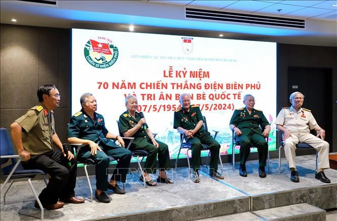 Veterans who joined the Dien Bien Phu campaign shares memories of the campaign with young people in attendance. (Photo: VNA)