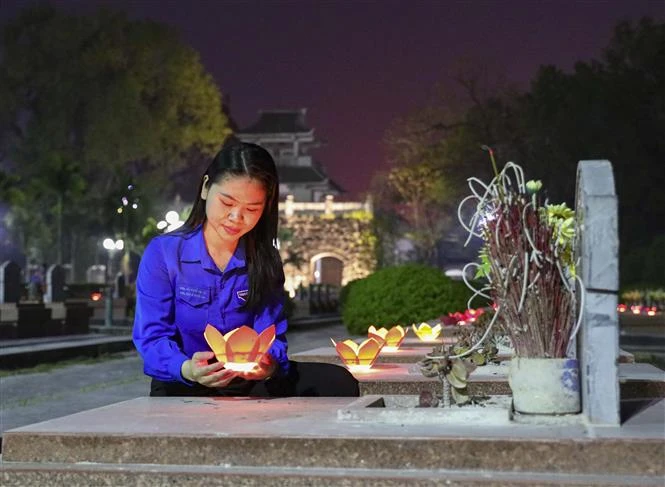 Candles were lit at Martyrs’ Cemetery A1 in Dien Bien province on May 4 evening to pay tribute to fallen soldiers on the occasion of the 70th anniversary of Dien Bien Phu Victory (May 7, 1954 - 2024). (Photo: VNA)