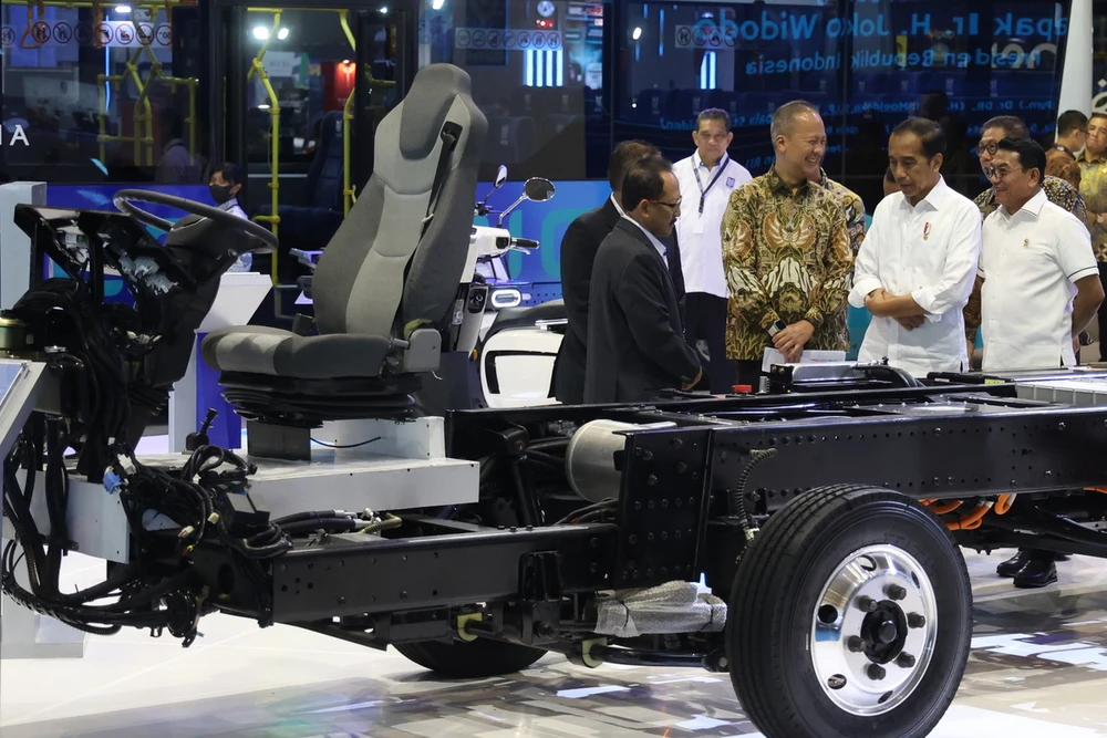 Indonesian President Joko Widodo ( second, from right) at the the EV exhibition of the Indonesian Electric Vehicle Industry Association or Periklindo Electric Vehicle Show 2024. (Photo: kompas.id)