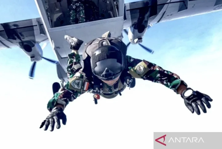 A soldier joins the parachuting training. (Photo: antaranews.com)