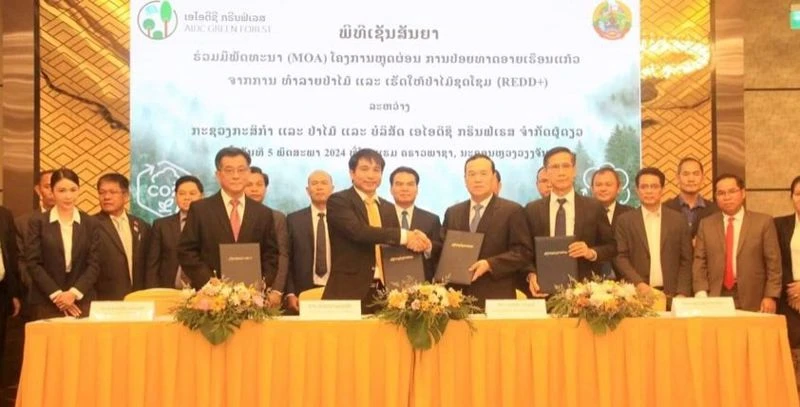 Representatives of the Lao government and AIDC attend the agreement signing ceremony on May 8, 2024. (Photo: thestar.com.my) 