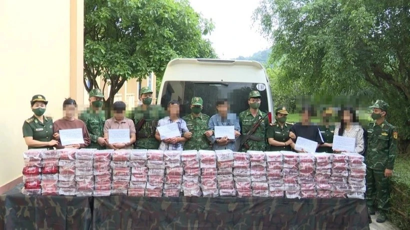 Six Lao nationals are arrested for transporting 121 kg of synthetic drugs from Laos to Vietnam. (Photo: Vietnam Border Guard)