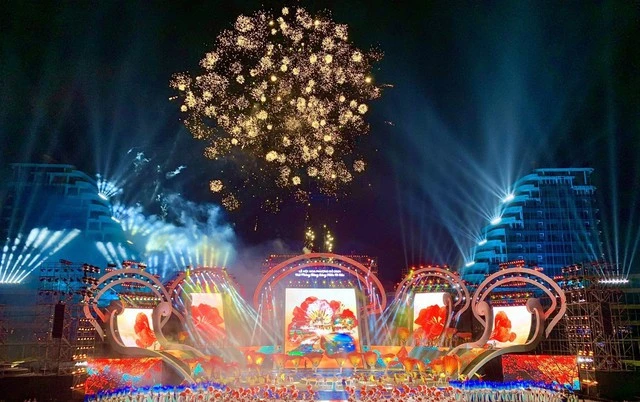 Fireworks show at the opening ceremony of the Red Flamboyant Festival in Hai Phong city. (Photo: baohaiphong.vn)