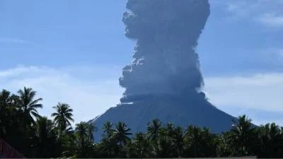 Mount Ibu, a volcano in eastern Indonesia erupts on May 15. (Photo: AFP)
