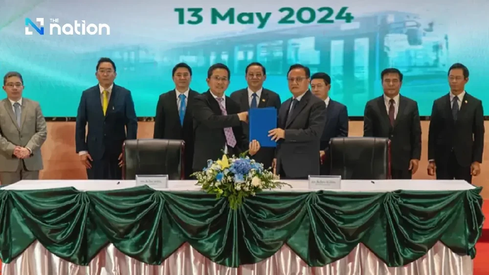 Representatives from the Lao Government and Energy Absolute Public Company Limited are at the ceremony to form joint venture company to manage clean energy business. (Photo: nationthailand.com)