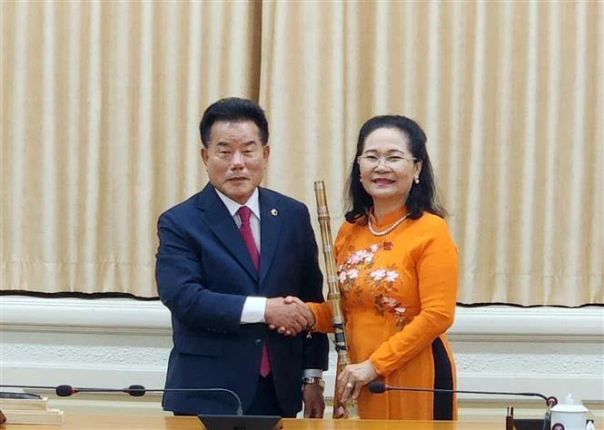 Chairwoman of the Ho Chi Minh City People's Council Nguyen Thi Le on May 17 receives Chairman of the Republic of Korea’s Gyeongsangbuk-do Provincial Council Bae Han-cheol. (Photo: VNA)