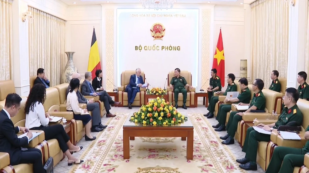 Deputy Minister of National Defence Senior Lieutenant General Hoang Xuan Chien receives André Flahaut, visiting member of the Belgian Chamber of Representatives and Minister of State in Hanoi on May 20. (Photo: VNA)