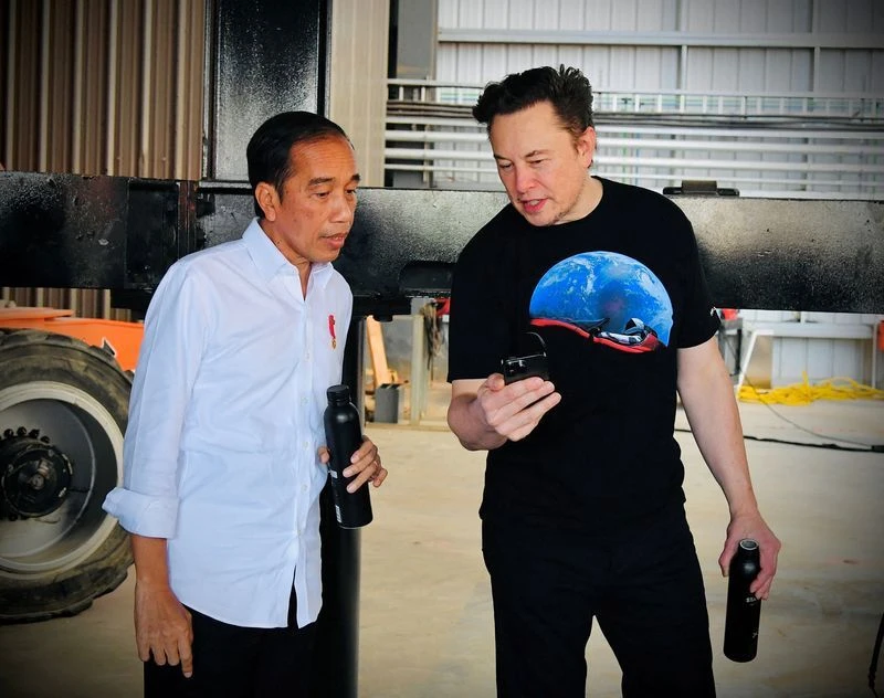 Indonesia President Joko Widodo talks with Founder and CEO of Tesla Motors Elon Musk during their meeting at the SpaceX launch site in Boca Chica, Texas, US on May 14, 2022. (Photo: Reuters)