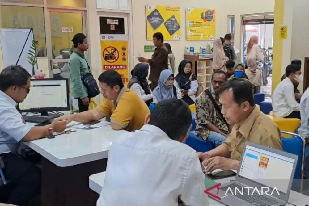 People visit a tax corner in Solo, Central Java - Illustrative photo. (Photo: antaranews.com) 