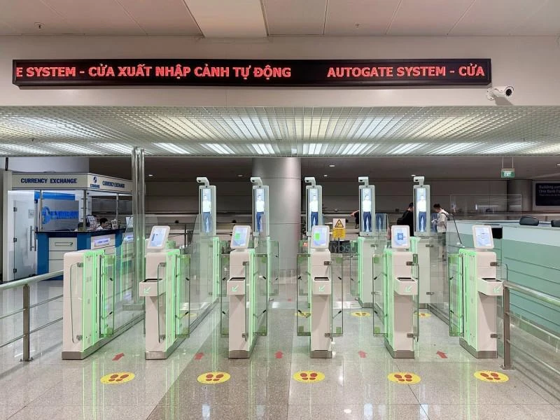 Autogates are piloted at five international airports – Noi Bai, Da Nang, Cam Ranh, Tan Son Nhat and Phu Quoc since August, 2023. (Photo: vneconomy.vn)