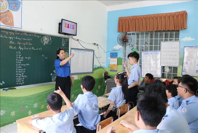 Children with hearing disability are in a class at Khanh Hoa province's Rehabilitation and Education Centre for Children with Disabilities. (Photo: VNA)