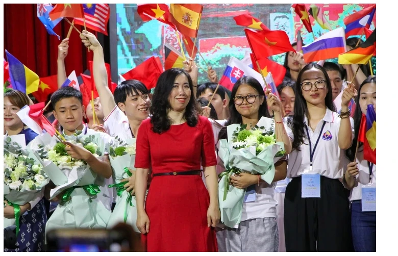 Deputy Minister of Foreign Affairs Le Thi Thu Hang is with young overseas Vietnamese at an event in 2023. (Photo: VNA)