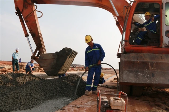 Construction workers make the Long Thanh International Airport's runway. (Photo: VNA) 