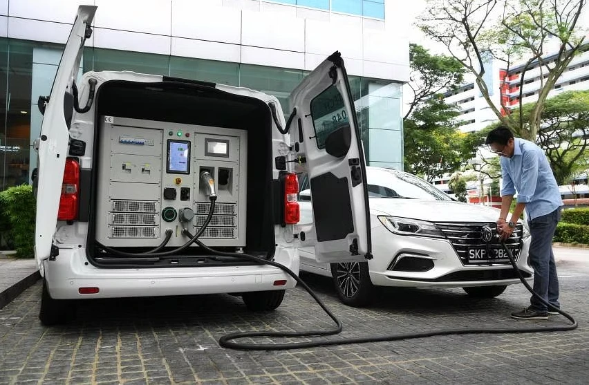 A driver uses mobile charging service for his electrical car. (Photo: straitstimes.com)