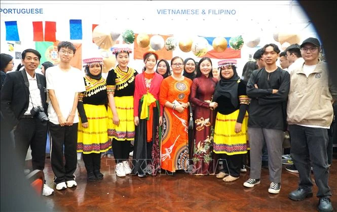 Vietnamese lecturer at FLL, Universiti Malaya Nguyen Thuy Thien Huong (fourth from right) and her students. (Photo: VNA)