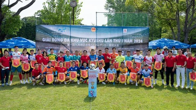 Representatives of football teams and sponsors at the opening ceremony of the Vietnamese football tournament in the Kyushu region, Japan. (Photo: VNA)