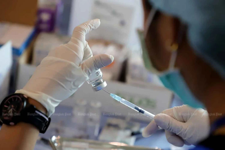 A health professional prepares a COVID-19 vaccine shot at parliament in May last year. (Photo: bangkokpost.com) 