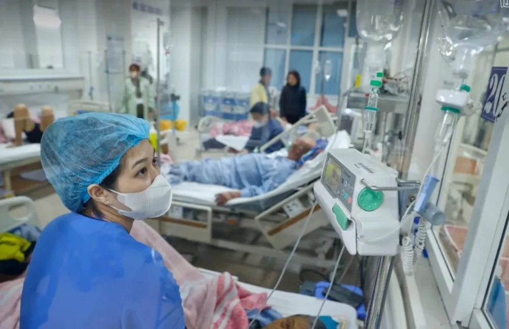 A medical worker attends to patients in intensive care at the National Cancer Hospital's Tan Trieu Branch in Hanoi. Reports indicate that 65-75 per cent of inpatients suffer from non-communicable diseases. (Photo: VNA)