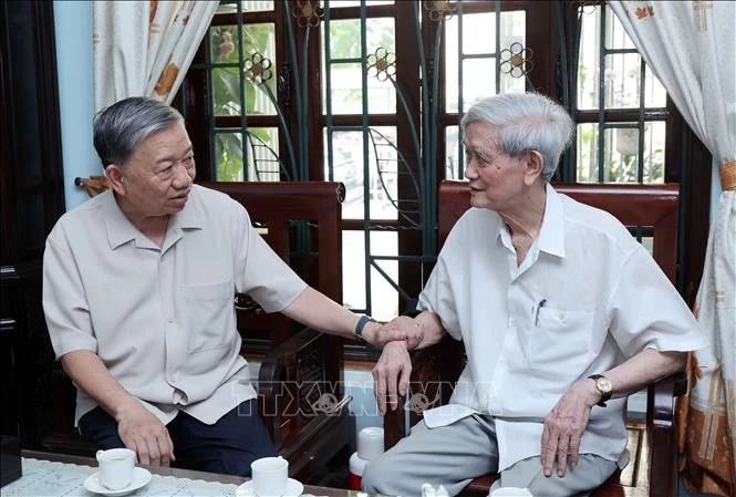 President To Lam (left) and Ho Tien Nghi, former General Director of the Vietnam News Agency. (Photo: VNA)